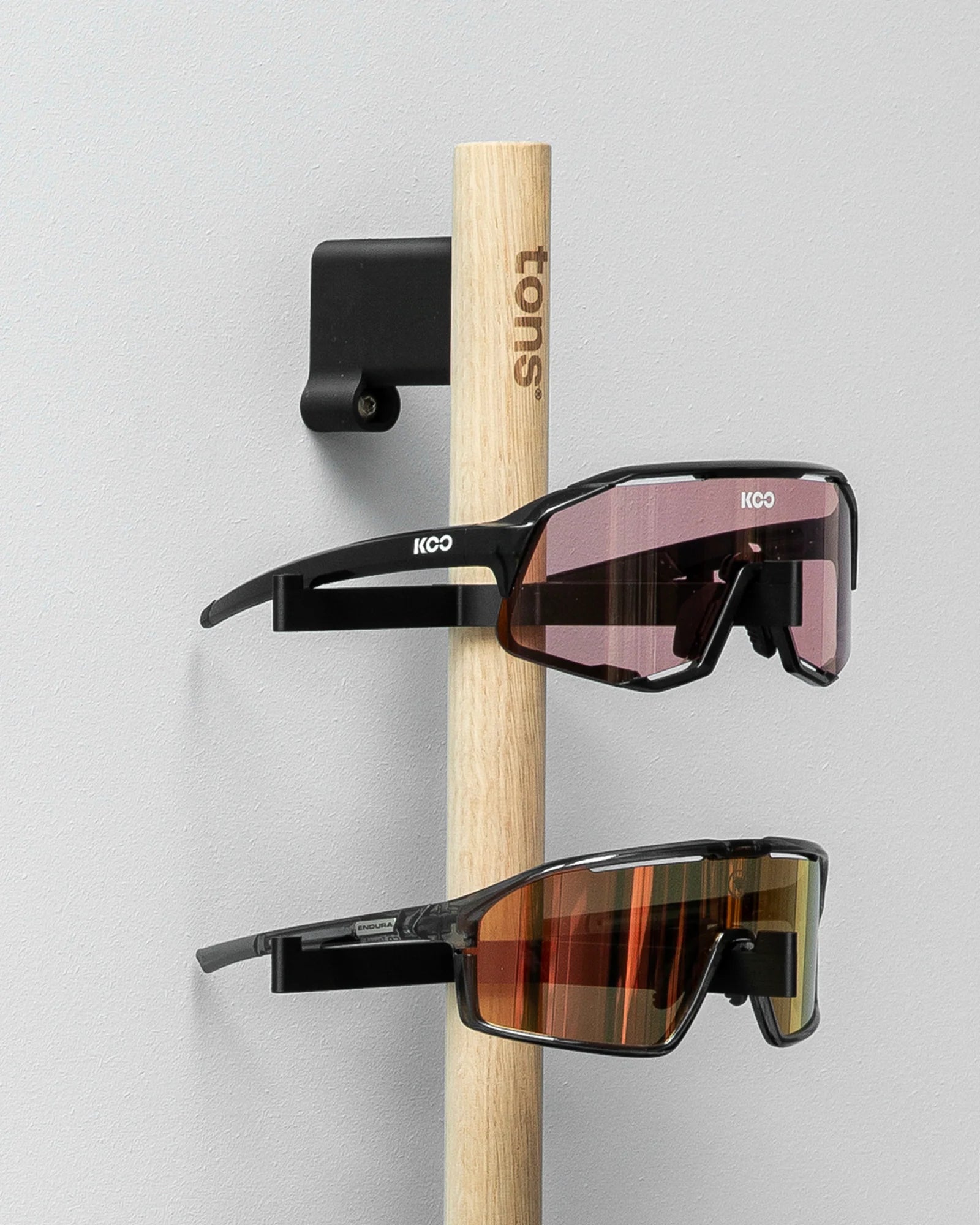 Tons Studio Rack C . Shoes + 2x Glasses + Helmet