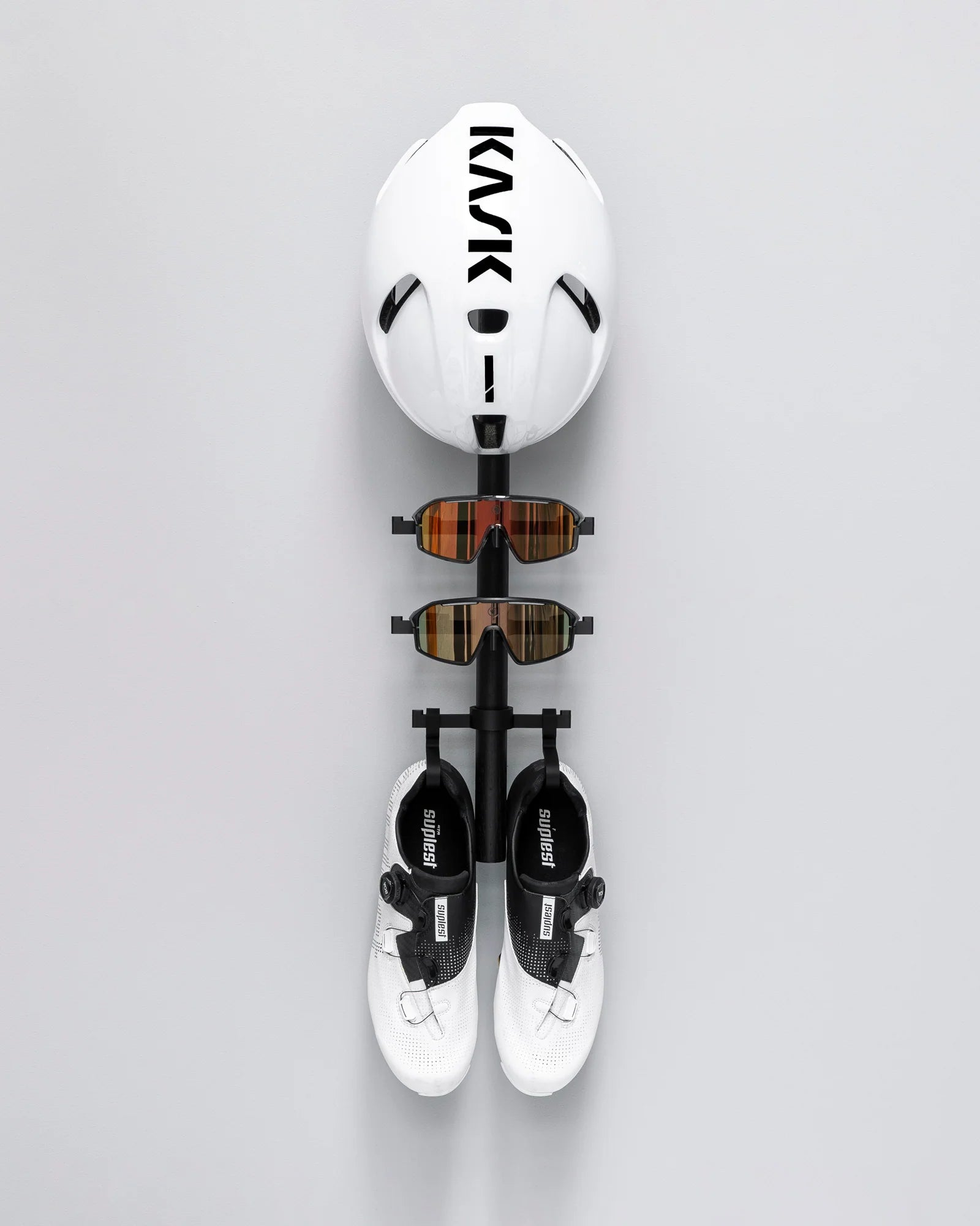 Tons Studio Rack C . Shoes + 2x Glasses + Helmet